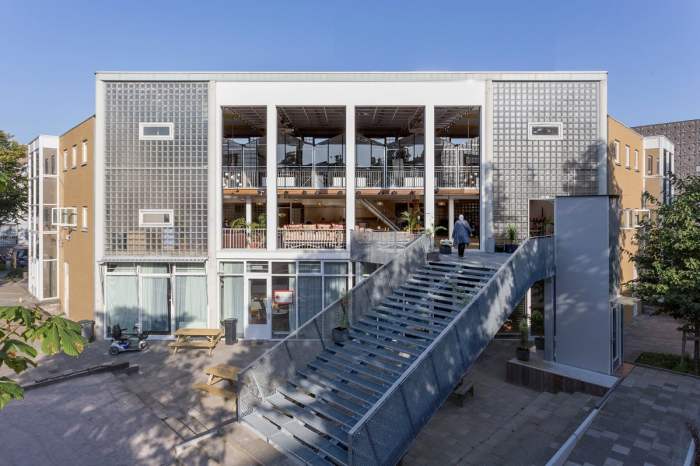 Cie ateliers westerdok architekten traveler cantilevered gesturing