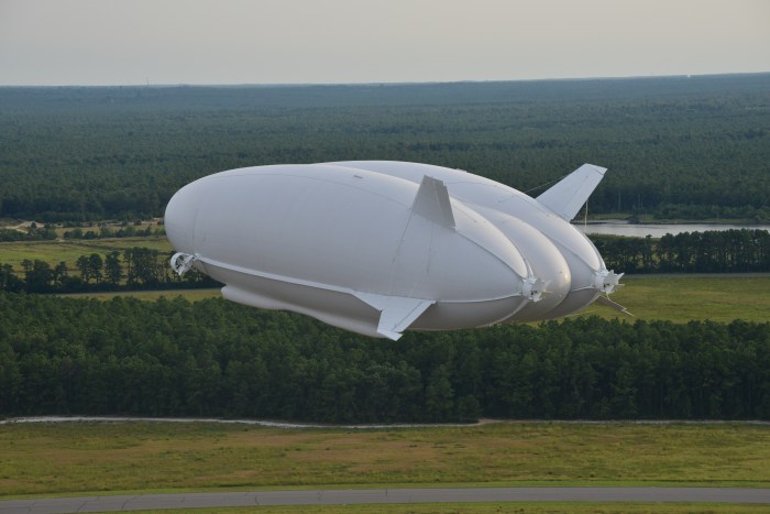 Airlander 10 hybrid aircraft joins grands espaces