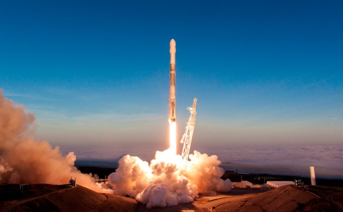 Spacex falcon rocket fleet starlink satellite launched nasa booster flock satellites connectivity iot ubiquitous geekwire spaceflight futureiot